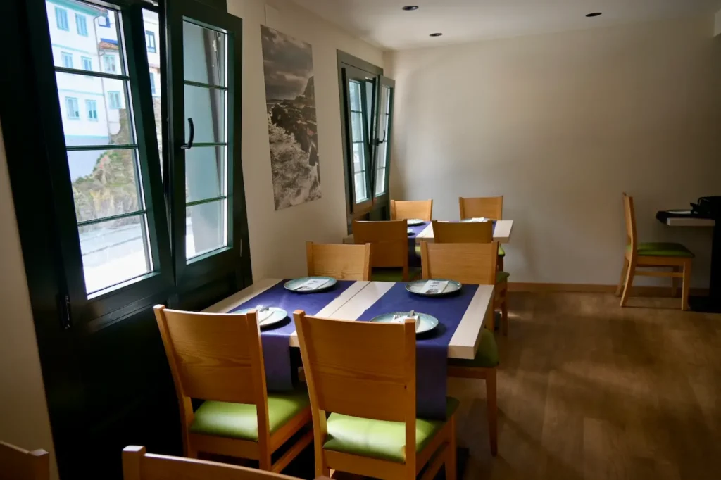 Comedor y ventanas del Restaurante La Paloma en Cudillero/Cuideiru