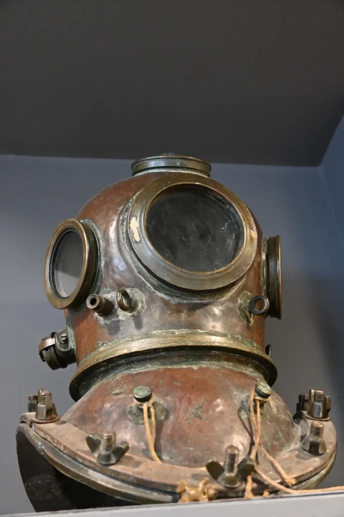 Escafandra del Restaurante El Viejo Buzo  en Cudillero, Asturias